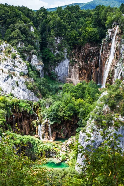 Cascades καταρράκτες που πέφτουν από τα βράχια στο δάσος. Plitvic — Φωτογραφία Αρχείου