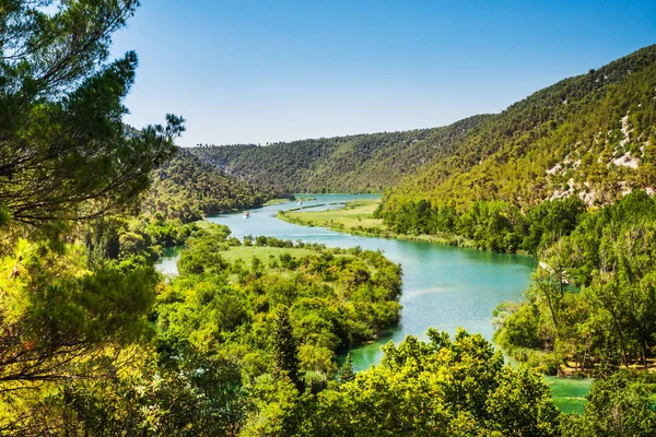 Twee schepen varen op de rivier. Nationaal Park, Kroatië — Stockfoto