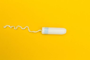 Sarı bir arka plan üzerine tampon.