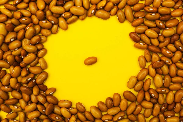 Fagioli su fondo giallo — Foto Stock