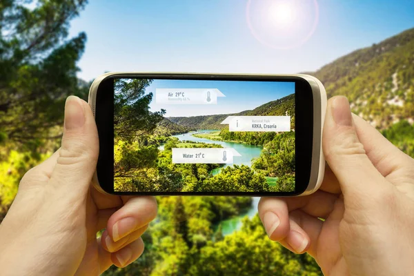 Augmented-Reality-Anwendungen für Reisen und Freizeit. Hand mit — Stockfoto