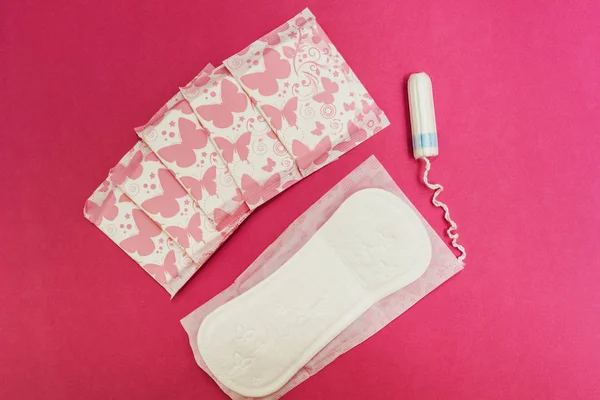 Damenbinden und Tampon auf rosa Hintergrund. — Stockfoto