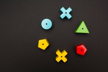 Siyah bir arka plan üzerinde renkli oyuncak rakamlar