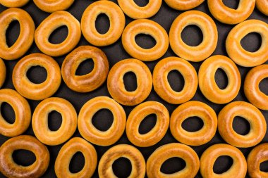 Siyah bir zemin üzerine taze simit