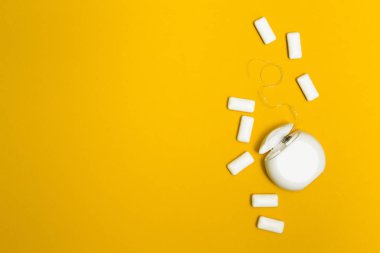 Sakız çiğneme ve diş ipi sarı bir arka plan üzerinde. T için alan