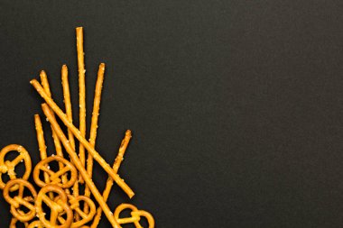 Arka plan doku tuzlu tuzlu kraker ve mini t sopa