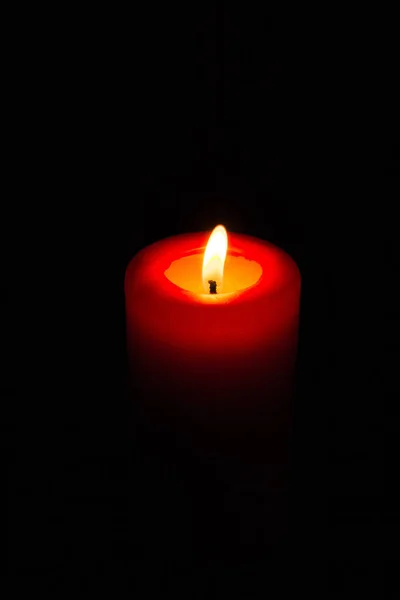Καύση κόκκινο κερί στο σκοτάδι. — Φωτογραφία Αρχείου