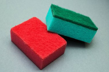 Gri bir arka plan üzerinde bulaşık için sünger