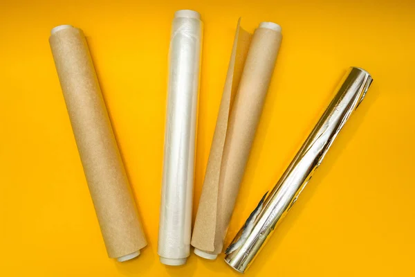 Plastik wrap, alüminyum folyo ve parşömen kağıt rulosunun öldürülecek üzerinde