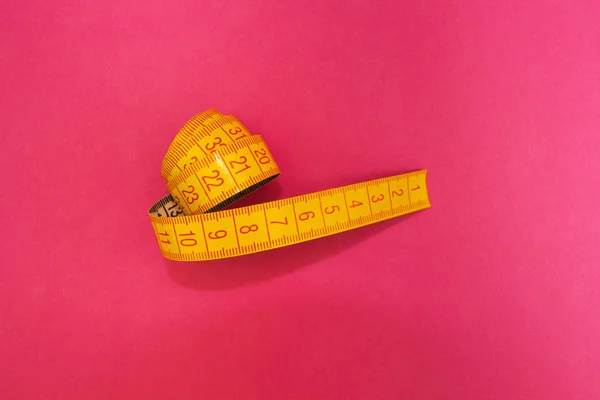 Cinta métrica aislada sobre fondo rosa, dieta . — Foto de Stock