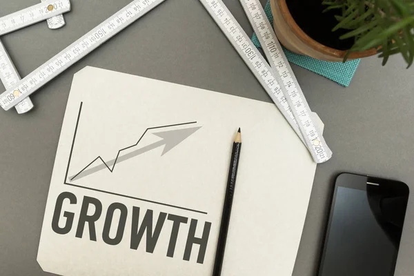 Bir parça kağıt üzerinde gri bir arka plan, bir cetvel ve bir kalem. Gro