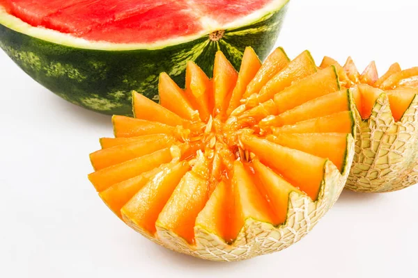 Dietní jídlo, detoxikační. Řez meloun žlutý a červený meloun na wh — Stock fotografie