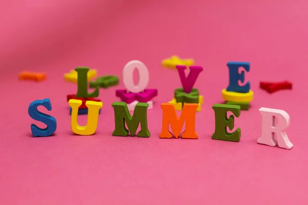 비문 "사랑, 여름" 분홍색 배경에. — 스톡 사진