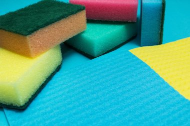 Mavi bir arka plan üzerinde renkli süngerler.