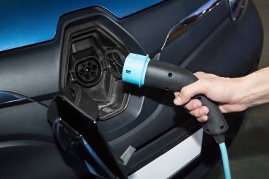 Bir elektrikli araç şarj istasyonu için bağlı güç kaynağı.