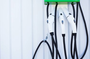 Elektrikli arabalar için şarj istasyonu.