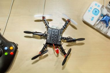 Quadcopter dron ahşap bir masa üzerinde