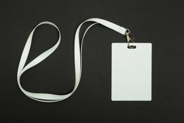 Boş güvenlik etiketi üzerinde siyah Backgr izole beyaz Boyun bantlı