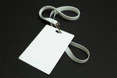 Kimlik kartı siyah arka plan üzerine izole