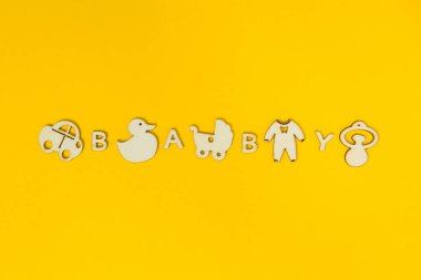 Sarı bir arka plan üzerinde kelime 