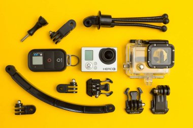 Eylem kamera Gopro Hero 3 ve aksesuarları üzerinde sarı bir adam