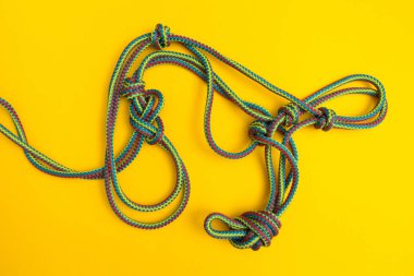 İp knot üzerinde sarı bir arka plan ile karışık bir skein.