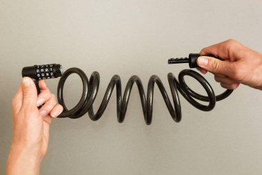 Gri bir arka plan kodu içeren bisiklet kilidi.