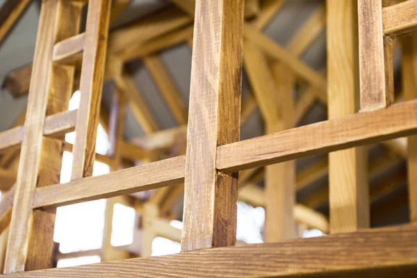 Ένα νέο ξύλινο σπίτι, μια αφηρημένη έννοια της περιβαλλοντικής τεχνολογίας. — Φωτογραφία Αρχείου