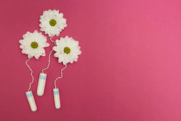 Tres flores de tampones higiénicos sobre un fondo rosa . —  Fotos de Stock