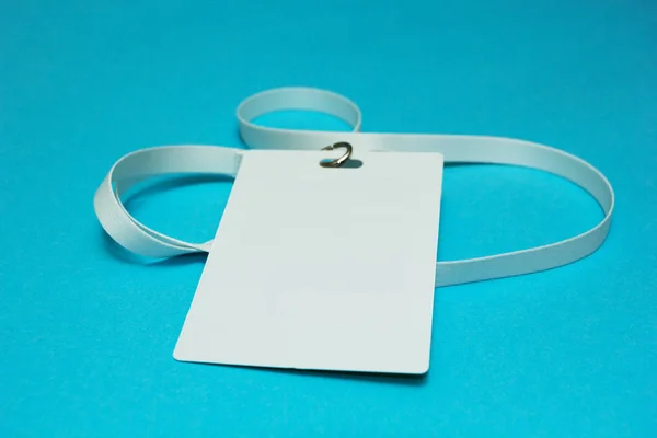 Üres azonosító kártya-val kék háttér, szöveg adható elszigetelt fehér Nyakpántos. — Stock Fotó