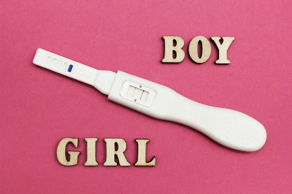 Позитивний тест на вагітність, хлопчик чи дівчинка. Рожевий фон . — стокове фото