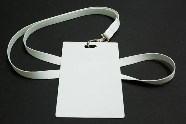 Boş rozet mockup siyah izole. Düz boş ad etiketi sahte 