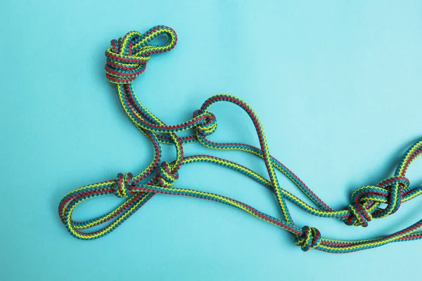 Верёвка из верёвки с узлами на синем фоне . — стоковое фото