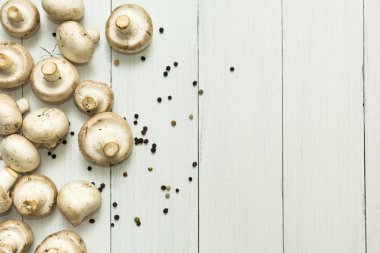 Taze organik petrol ve baharat beyaz zemin üzerinde. Üstten görünüm, metin için yer.