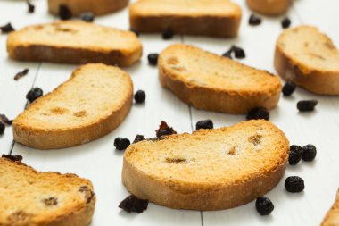 Kuru üzüm ve beyaz ahşap zemin, diyet gıda üzerine kurutulmuş meyveleri ile iştah açıcı Peksimet.