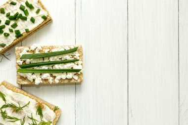 Üç diyet kahvaltı süzme peynir ve otlar üzerinde beyaz ahşap bir masa metin için yer ile.