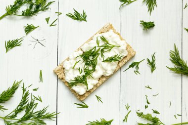 Ekmek peynir ve beyaz ahşap bir masa diyet üzerinde yeşil dereotu ile gelen Servis Kahvaltı.