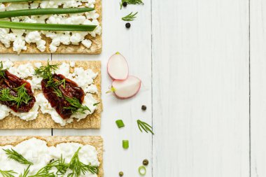 Beyaz bir arka plan üzerinde sebzeli peynirli sandviç. Metin için yer.