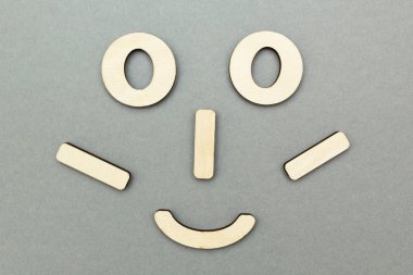 Gri bir arka plan üzerine komik bir ahşap yüz.