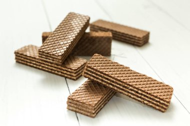 Bir dilim çikolatalı gofret beyaz bir tablo, bir Aperatif.