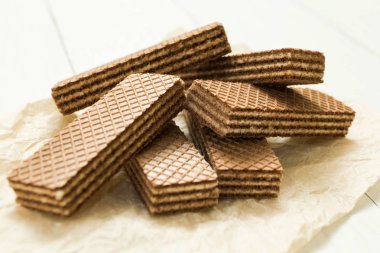 Beyaz ahşap bir masa üzerinde çikolatalı gofret.