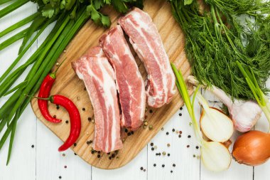 Sebze ve beyaz zemin üzerine biber ile Çiğ domuz eti yemek. Yukarıdan görüntülemek.