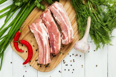 Sebze ve beyaz zemin üzerine biber ile Çiğ domuz eti yemek.