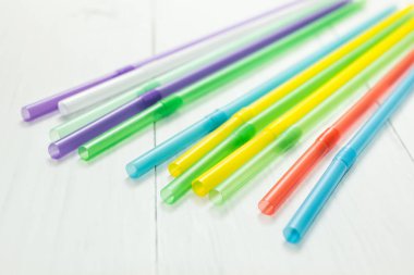 Çok renkli çilek beyaz masaya, parti kokteyl. Kutlama arka plan.