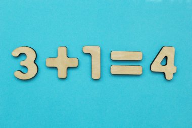 Mavi bir arka plan üzerinde basit bir matematiksel örnek.