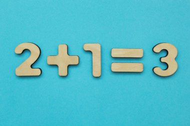 Mavi bir arka plan üzerinde çocuklar için basit bir matematiksel örnek.
