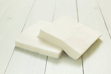 Beyaz kağıt peçete ahşap bir masa üzerinde.