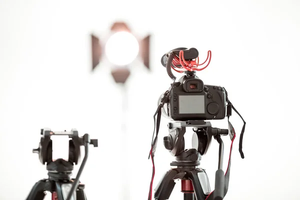 Digital Videokamera Med Mikrofon Ett Stativ Vit Bakgrund Ljusa Spotlight — Stockfoto