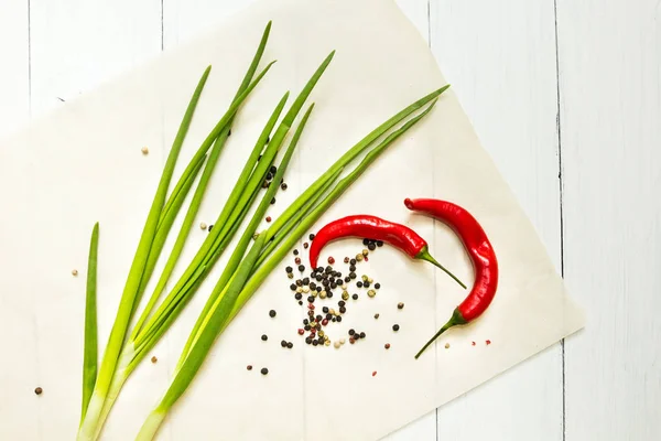 Pimenta Vermelha Cebola Verde Com Especiarias Fundo Madeira Branca Vista — Fotografia de Stock