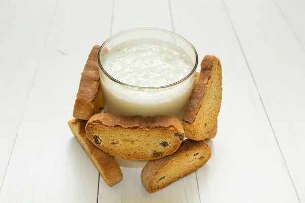 Diätfrühstück Saurer Joghurt Glasbecher Und Cracker Mit Rosinen Auf Weißem — Stockfoto